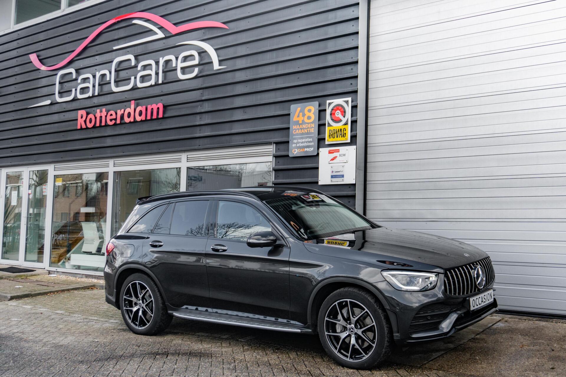 De gevel van Car Care Rotterdam met de rode CarCare-letters, het BOVAG-bord en een Mercedes GLC ervoor