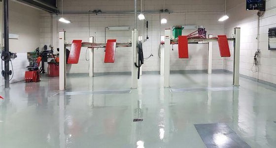 De werkplaats van Car Care Rotterdam met rode hefbruggen